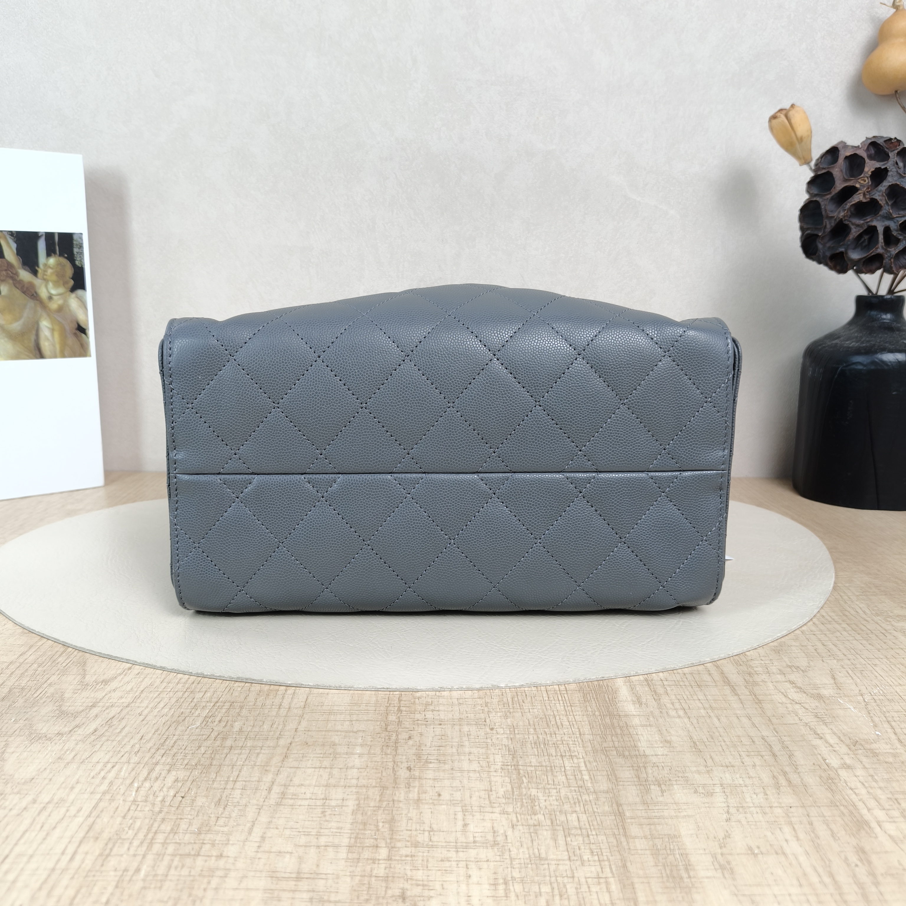 Chanel Shoulder Bag25Bag Grey Grained Calfskin Small26 × 14 × 30 cm — cover view 4 of 5