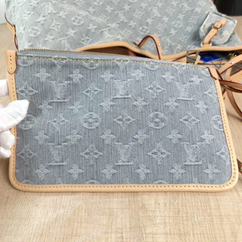 Louis Vuitton Crossbody Bag Carryall Grey Medium39 × 15 × 30 cm — detail view 13 of 14