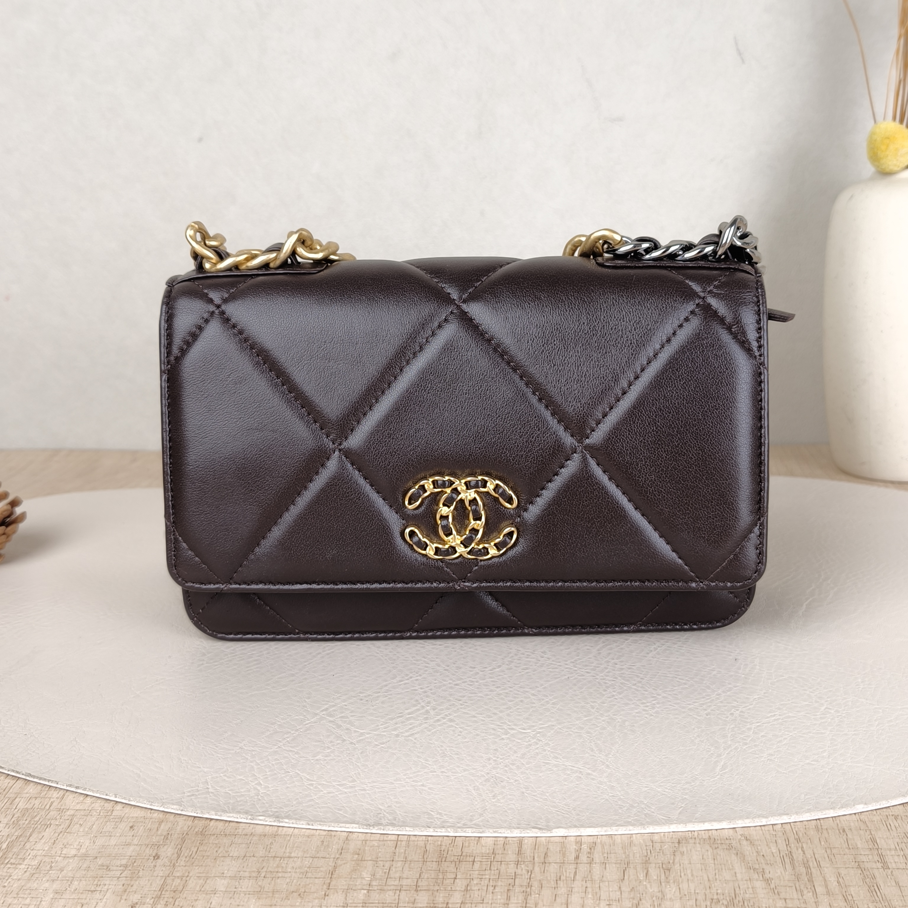 Chanel Crossbody Bag19Bag WOC SL ambskinmini19.2 × 3.5 × 12.3 cm