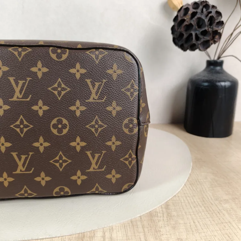 Louis Vuitton Shoulder Bag NÉONOÉ Bucket Bag Black PVC Medium 26 × 17.5 × 26 cm — detail view 6 of 11