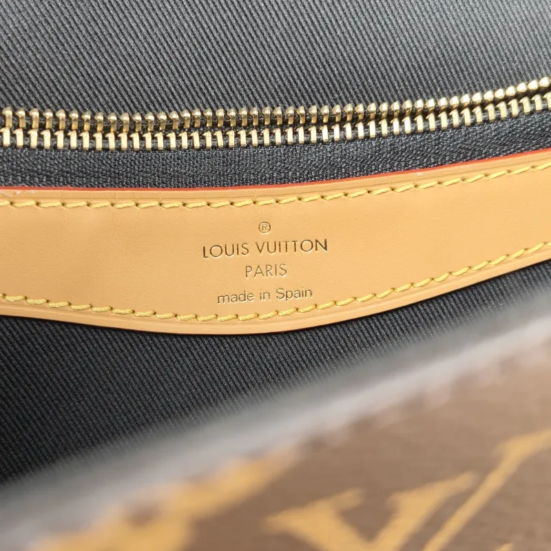Louis Vuitton Crossbody Bag Diane Baguette Bag Shoulder Strap PVC Small 24 × 9 × 15 cm — detail view 3 of 14