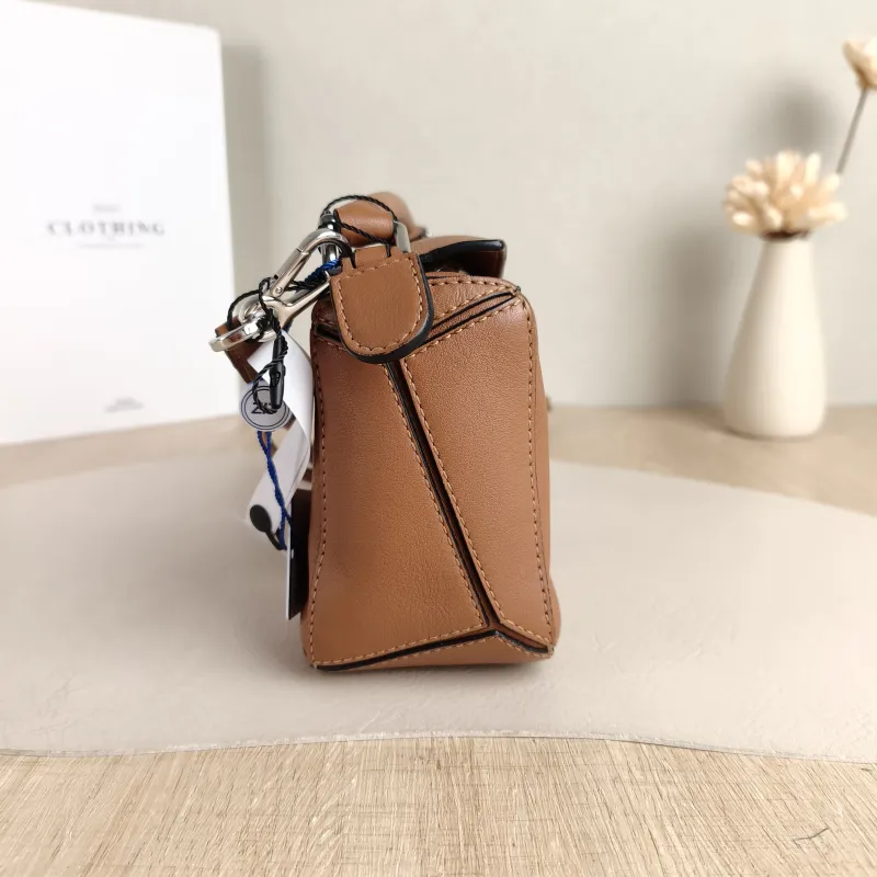 LOEWE Crossbody Bag Puzzle Caramel Calfskin Mini 18 × 8 × 12.5 cm — detail view 3 of 11
