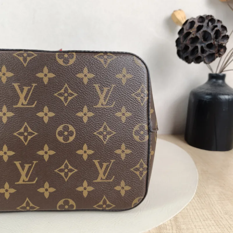Louis Vuitton Shoulder Bag NÉONOÉ Bucket Bag PVC Medium 26 × 17.5 × 26 cm — detail view 8 of 11