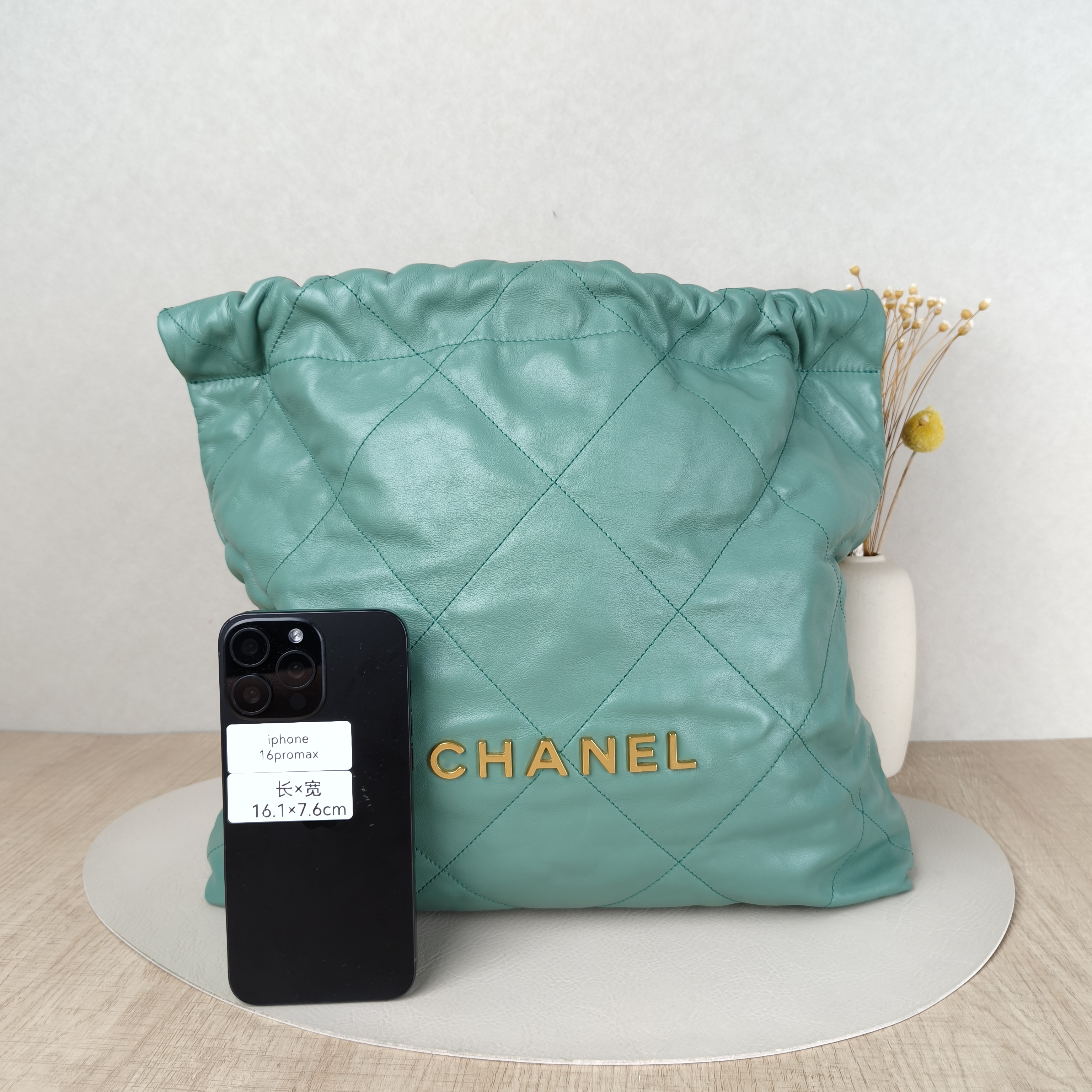 Chanel Shoulder Bag22Bag Green Calfskin Small35 × 7 × 37 cm — cover view 4 of 5