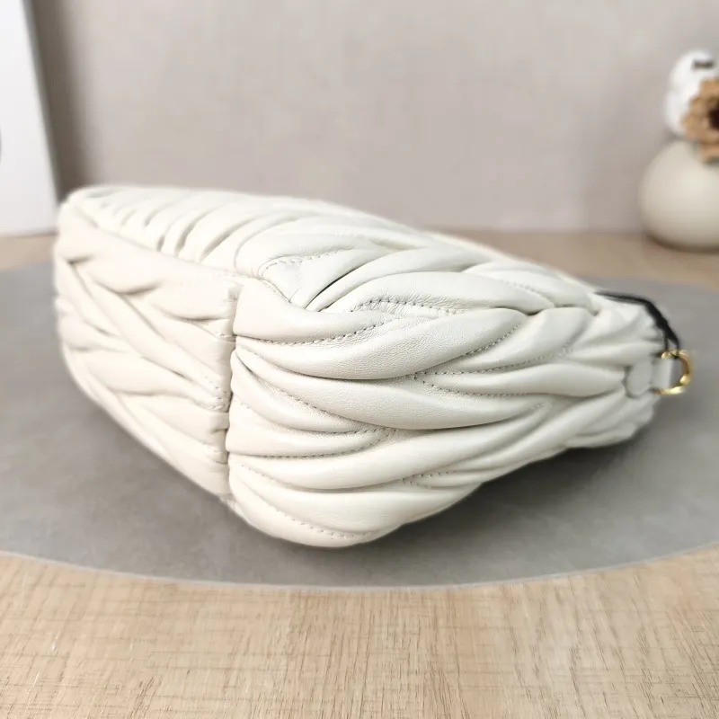 Miumiu Shoulder Bag Wander Matelassé Hobo White Lambskin Small20 × 6 × 17 cm — detail view 5 of 11