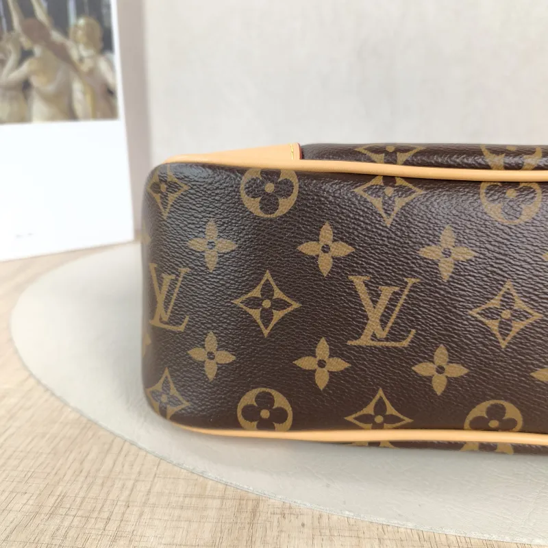 Louis Vuitton Crossbody Bag Boulogne PVC Small 26 × 9.5 × 16 cm — detail view 7 of 10