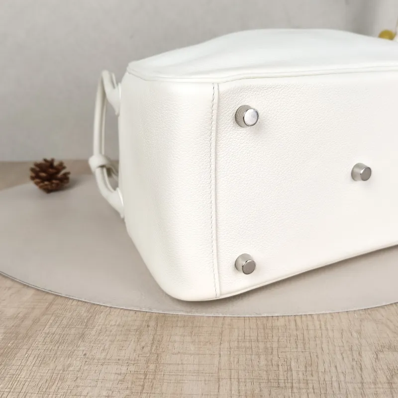Hermès Crossbody Bag Lindy 2601White Evercolor Calfskin Small26 × 12 × 18 cm — detail view 6 of 14