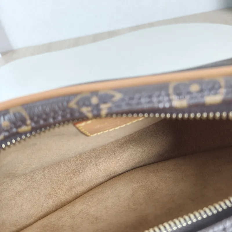 Louis Vuitton Crossbody Bag Loop Monogram PVC Small 23 × 6 × 13 cm — detail view 4 of 10
