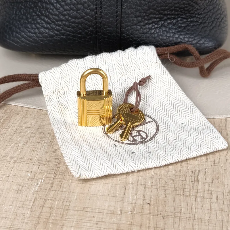 Hermès Top Handle Bag Picotin Lock 22 22 Black TC Calfskin Medium 22 × 17 × 21 cm U — detail view 4 of 11