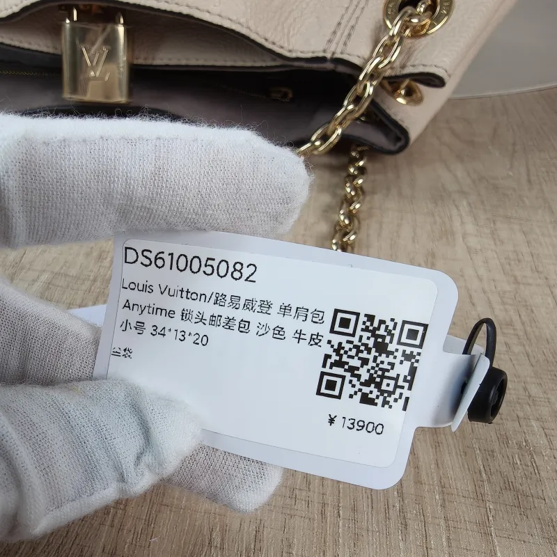 Louis Vuitton Shoulder Bag Anytime Messenger Bag Calfskin Small 34 × 13 × 20 cm — detail view 6 of 11
