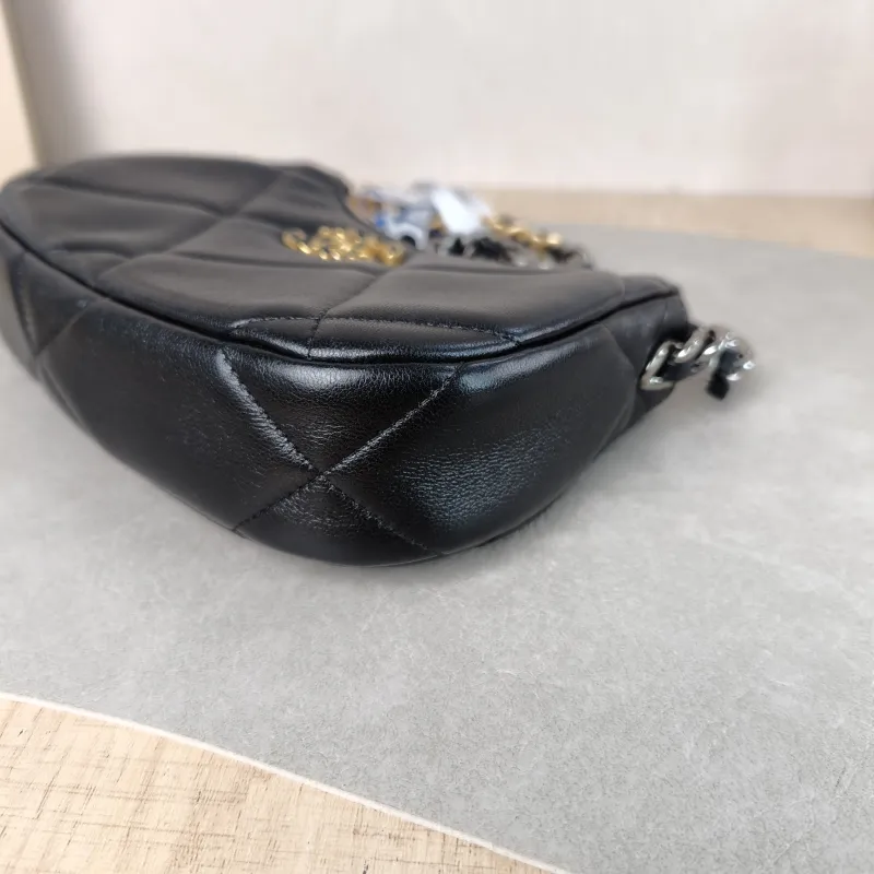 Chanel Shoulder Bag 19bag hobo Black Lambskin One Size 20 × 4.5 × 13 cm — detail view 5 of 11