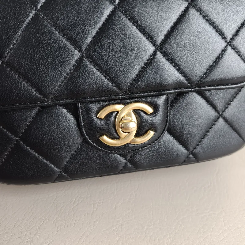Chanel Crossbody Bag Pearl Black Lambskin Small 19 × 6 × 14 cm — detail view 3 of 11