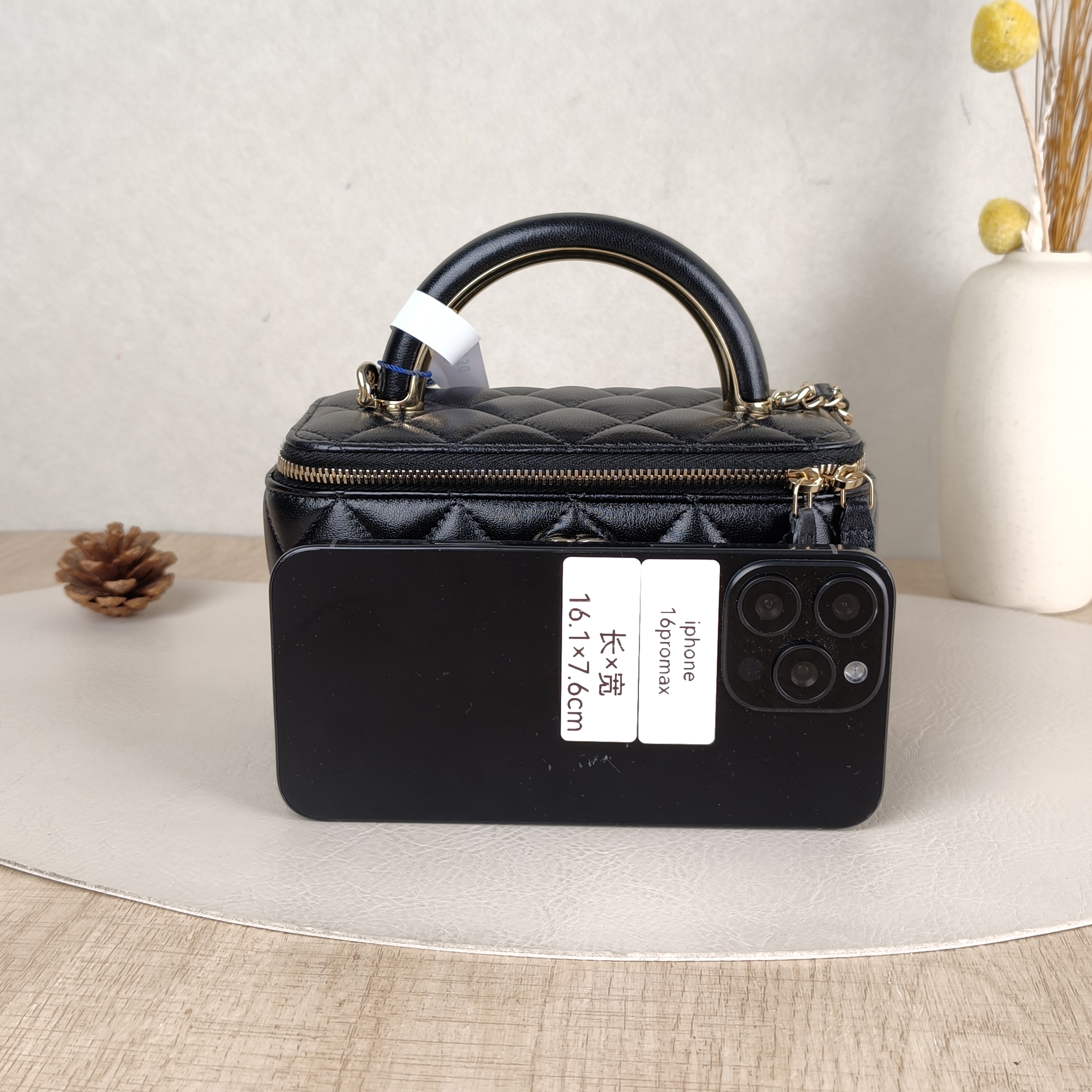 Chanel Crossbody Bag Edition Black Lambskinmini16 × 8 × 9.5 cm — cover view 2 of 5