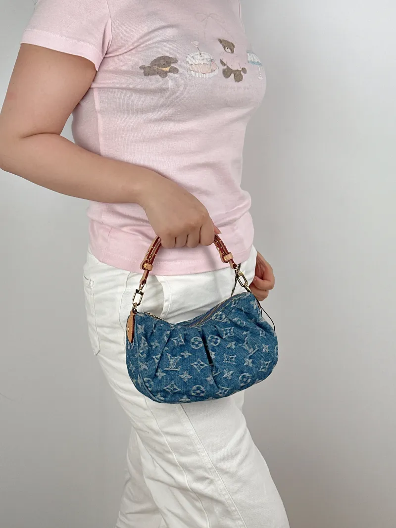 Louis Vuitton Shoulder Bag Pochette Valley Blue One Size21 × 7 × 15 cm — on-model view 1 of 2