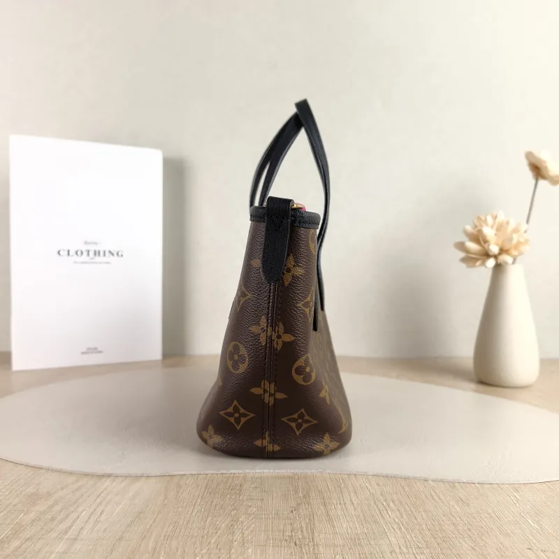Louis Vuitton Crossbody Bag NEVERFULL INSIDE OUT BB Black PVC · Calfskin BB 26.5 × 11 × 16.5 cm — detail view 7 of 10