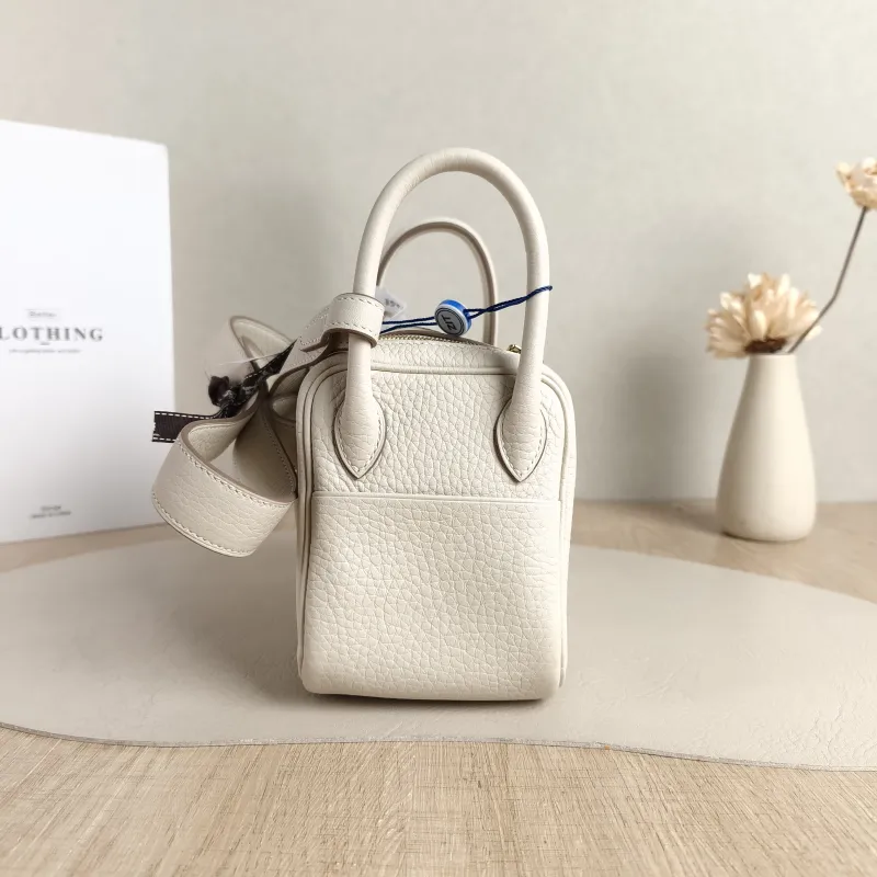 Hermès Crossbody Bag Lindy Mini 19 10 TC Calfskin Mini 19 × 9.5 × 13 cm k — detail view 3 of 10