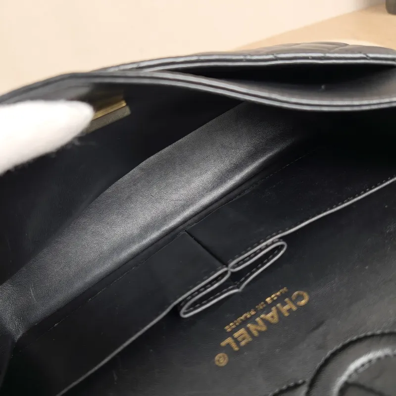 Chanel Crossbody Bag Classic Flap CF Black Calfskin Rose Gold Medium25.5 × 6.5 × 15.5 cm — detail view 9 of 10