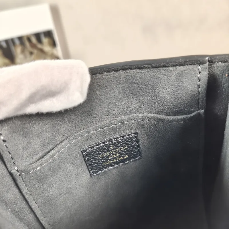 Louis Vuitton Crossbody Bag PETIT SAC PLAT Mini Black Calfskin Mini 14 × 5 × 17 cm — detail view 2 of 10
