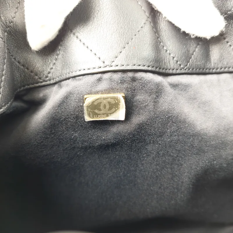 Chanel Crossbody Bag 26c hobo Black Calfskin 27.5 × 8 × 25 cm Microchip Edition — detail view 7 of 11