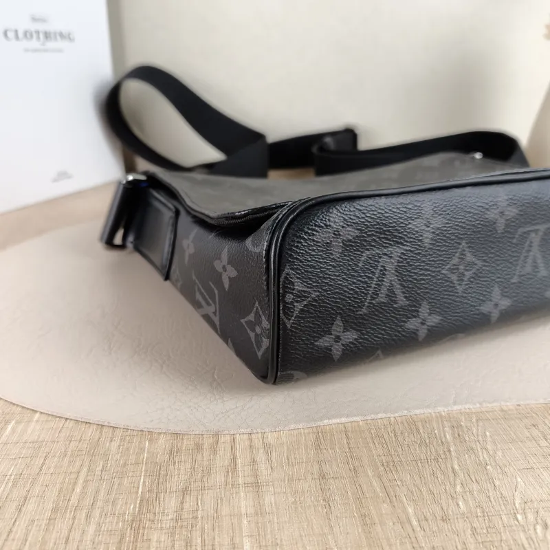 Louis Vuitton Crossbody Bag District Messenger Bag Monogram PVC Small 25 × 7 × 22 cm — detail view 11 of 11