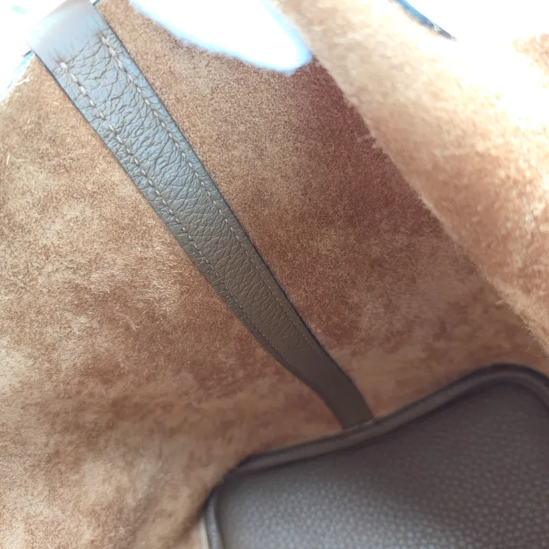 Hermès Top Handle Bag Picotin Lock 22 223G Taurillon Clemence TC Calfskin Medium22 × 17 × 21 cm — detail view 12 of 12