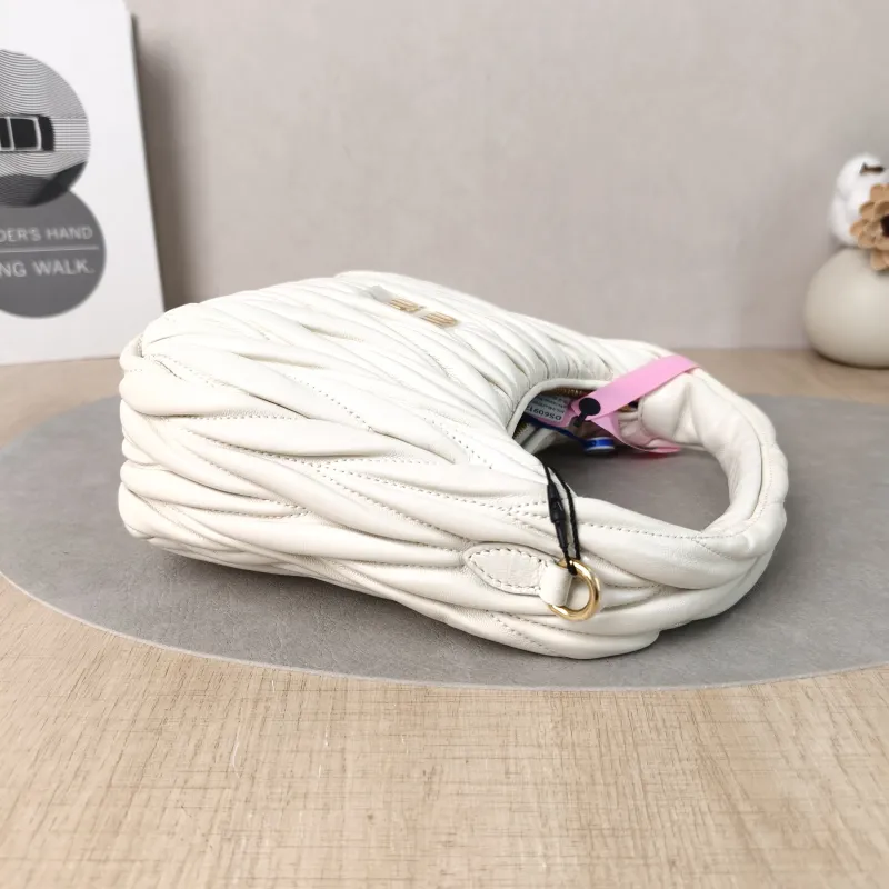 Miumiu Shoulder Bag Wander Matelassé Hobo White Lambskin Small20 × 6 × 17 cm — detail view 6 of 11