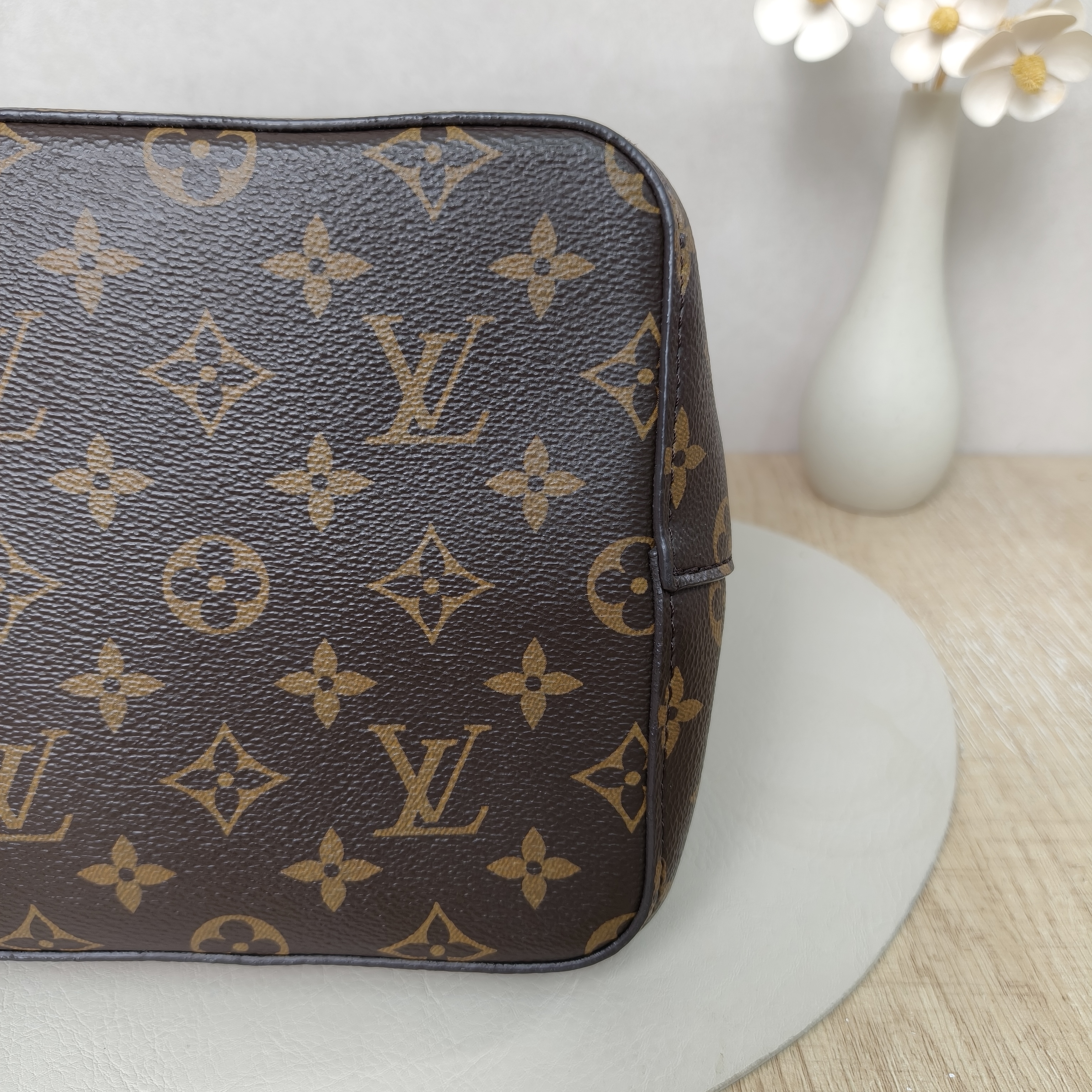 Louis Vuitton NÉONOÉBucket Bag Medium Monogram Microchip Edition · Shoulder Strap · 26 × 17.5 × 26 cm — cover view 6 of 10