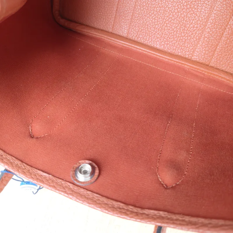 Hermès Top Handle Bag Garden Party 30 30 Canvas · Negonda Calfskin Medium30 × 13 × 21 cm — detail view 9 of 12