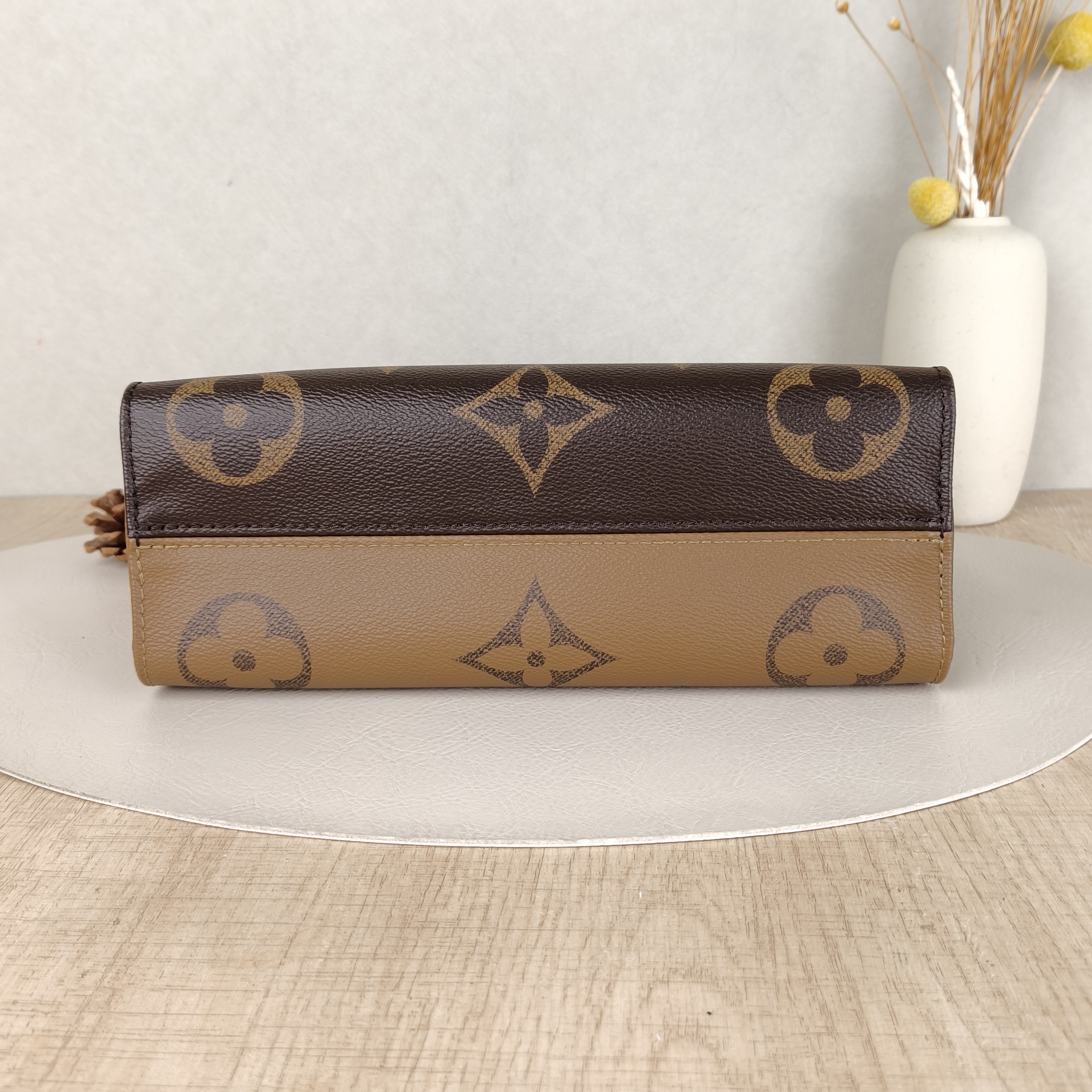 Louis Vuitton Crossbody Bag Onthego East West Monogram PVC Small25 × 10 × 13 cm — cover view 3 of 5