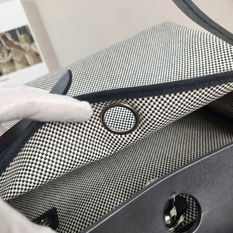 Hermès Crossbody Bag Herbag 31 Black · White Canvas Medium 30.5 × 11 × 25.5 cm u — detail view 13 of 14