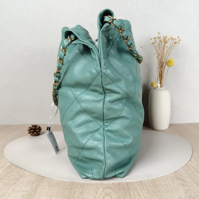 Chanel Shoulder Bag22Bag Green CC alfskin39 × 8 × 42 cm — detail view 2 of 17