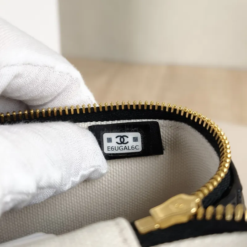 Chanel Crossbody Baglp Box Bag Top Handle Crossbody Bag White Black One Size19.5 × 5 × 17 cm — detail view 12 of 12