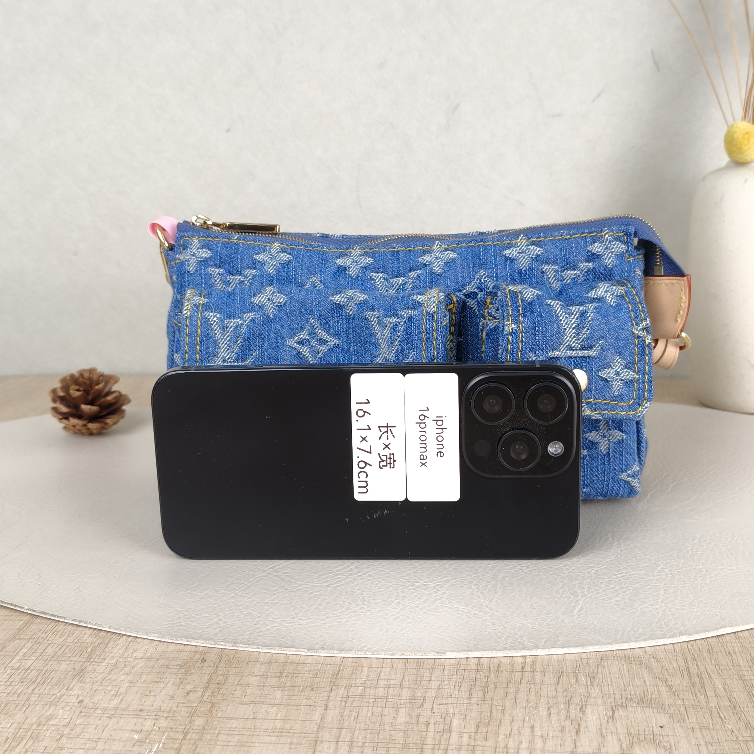 Louis Vuitton Shoulder Bag Pochette Accessories Cargo One Size23.5 × 3 × 14 cm — cover view 4 of 5