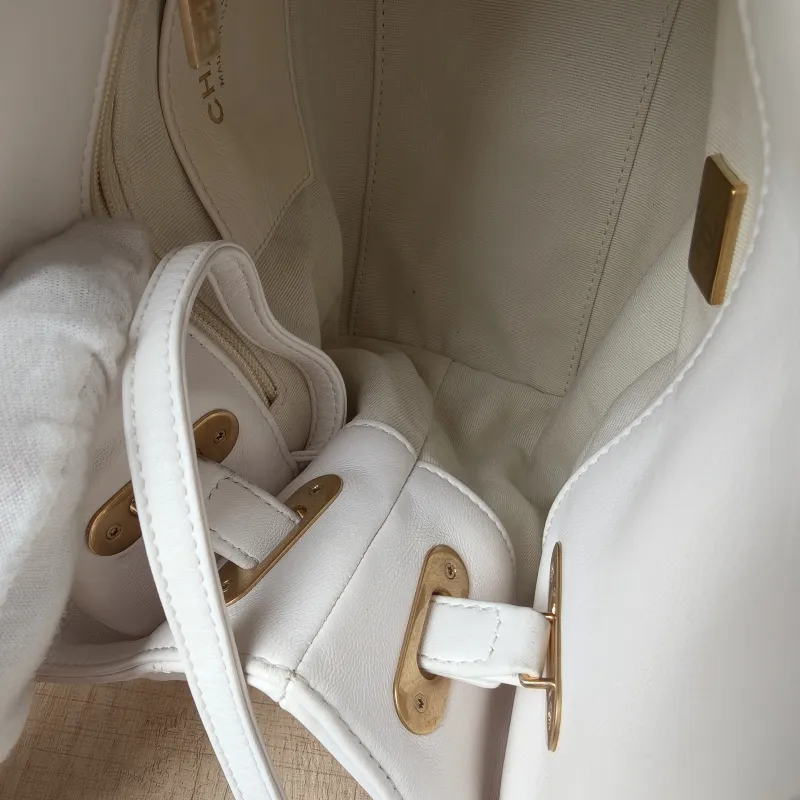 Chanel Top Handle Bag25p hobo White Calfskin24 × 10 × 14 cm — detail view 13 of 14