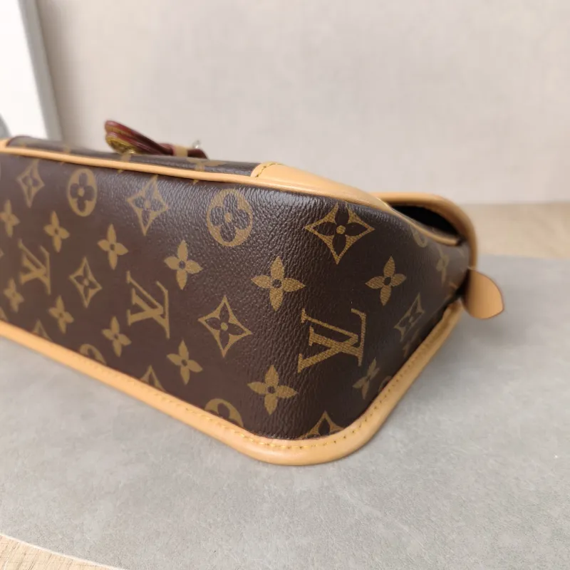 Louis Vuitton Crossbody Bag Diane Baguette Bag Shoulder Strap PVC Small 24 × 9 × 15 cm — detail view 7 of 15