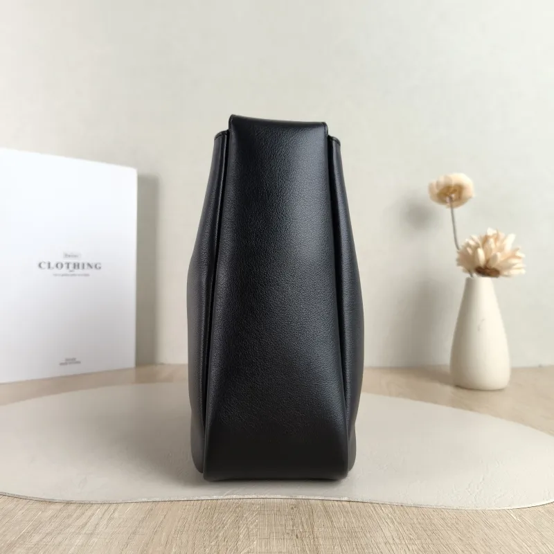 SAINT LAURENT Crossbody Bag LE 5 À 7 Hobo Inner Pouch Black Calfskin Small 22.5 × 8.5 × 23 cm — detail view 3 of 10