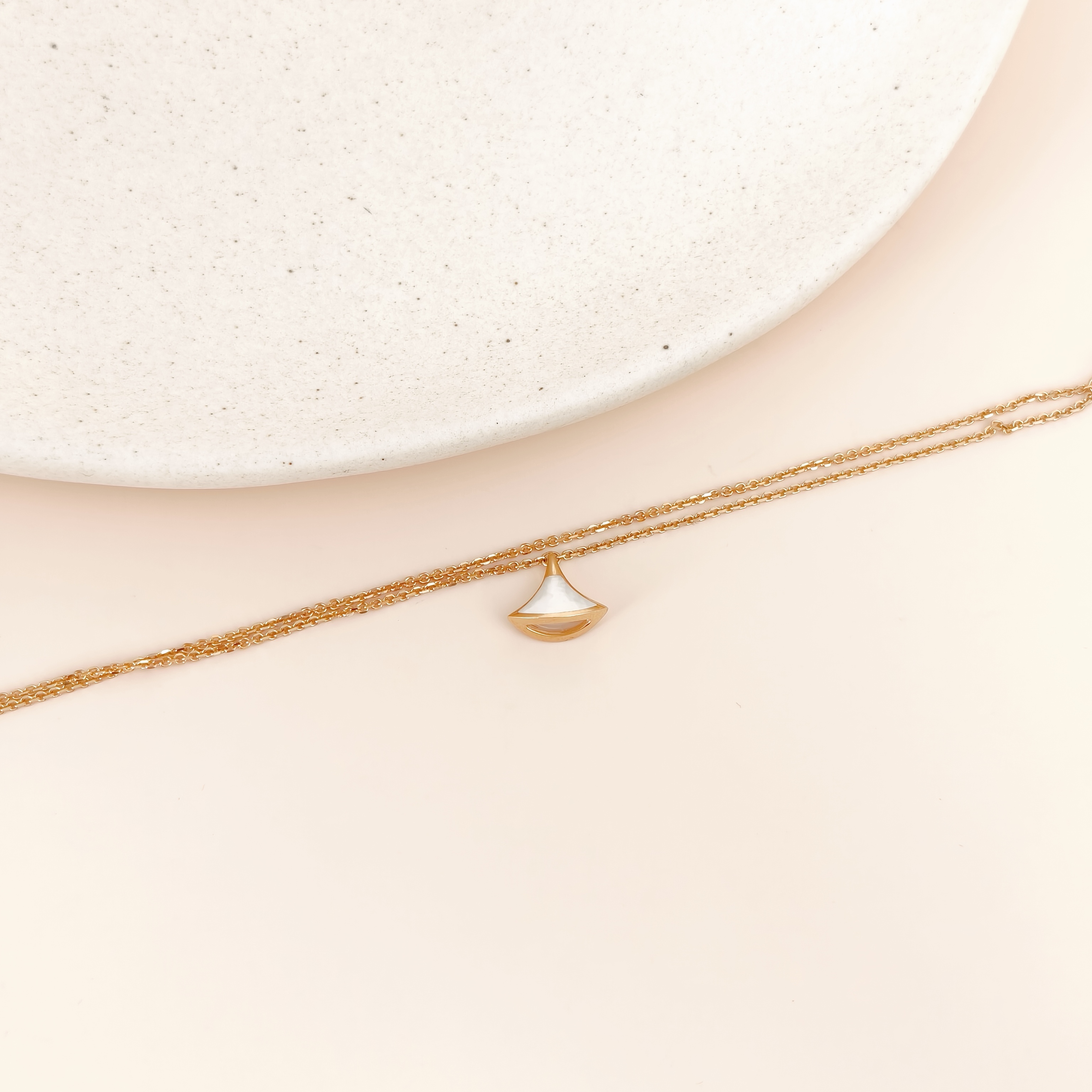 Bvlgari Bracelet DIVAS’ DREAM Collection White Mother-of-Pearl Bracelet White Pearl 18KY ellow Gold One Size17-19 — cover view 5 of 8