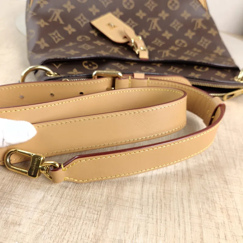 Louis Vuitton Crossbody Bag ODEON Monogram PVC Medium 31 × 11 × 27 cm — detail view 8 of 12