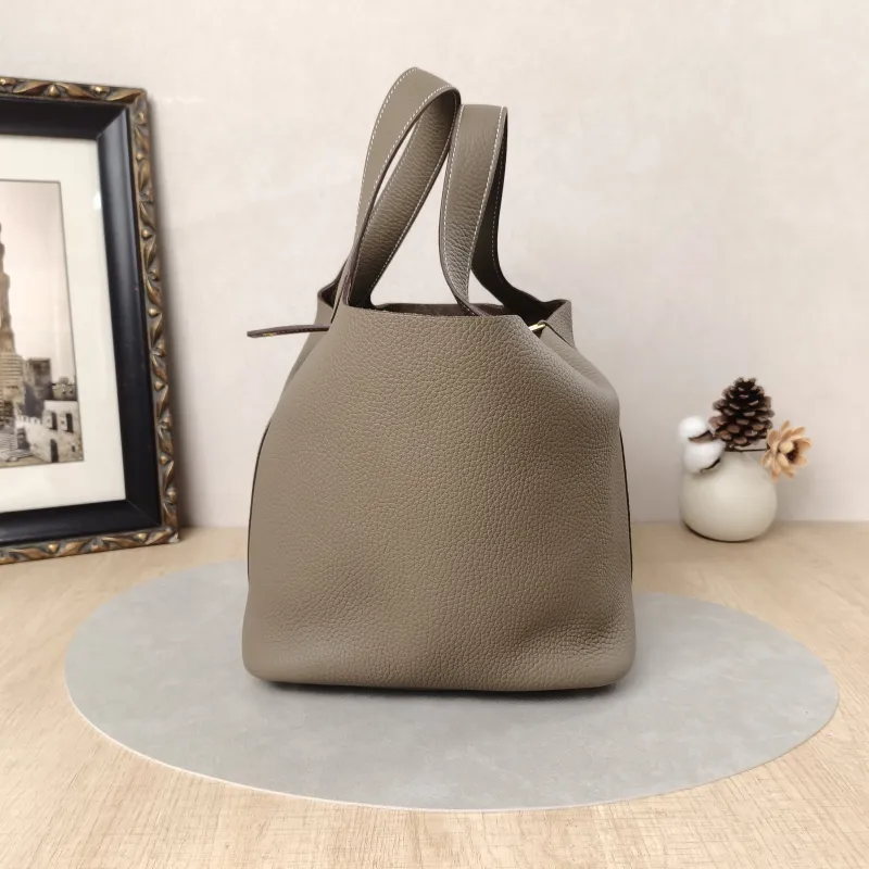 Hermès Top Handle Bag Picotin Lock 22 22 Clemence Taurillon TC Calfskin Medium22 × 18 × 21 cm — detail view 8 of 17