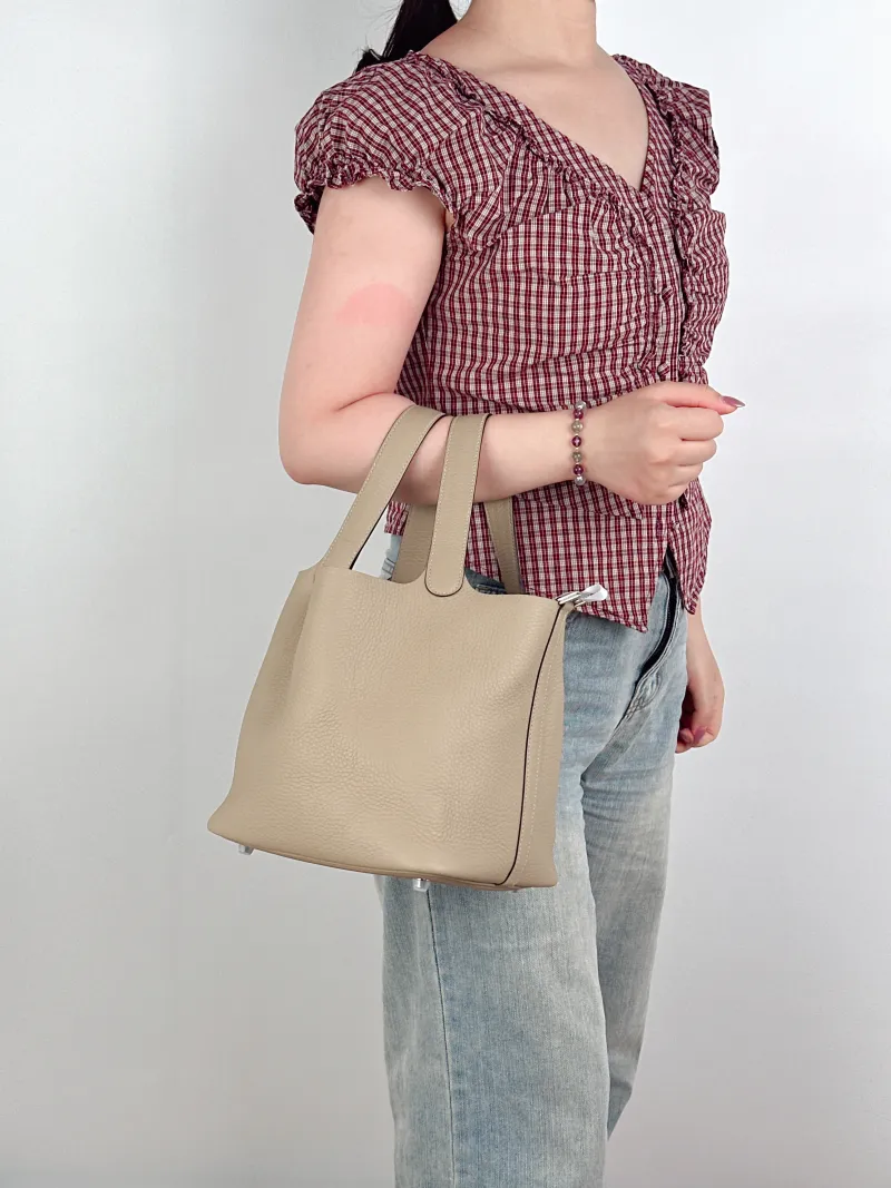 Hermès Top Handle Bag Picotin Lock 22 22S2 Taurillon Clemence TC Calfskin Medium22 × 17 × 21 cm — on-model view 2 of 2