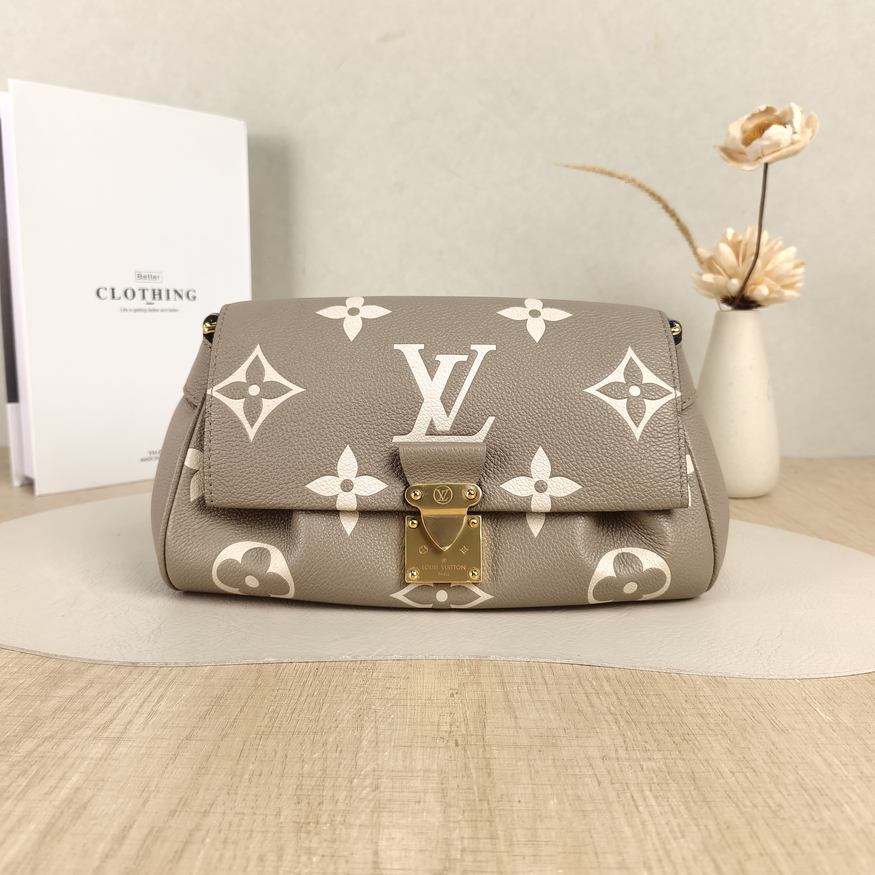 Louis Vuitton Crossbody Bag Favorite Empreinte Embossed Calfskin Medium24 × 9 × 14 cm