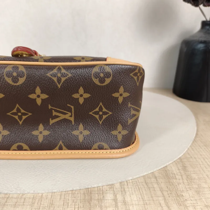 Louis Vuitton Crossbody Bag Diane Baguette Bag Shoulder Strap PVC Small24 × 9 × 15 cm — detail view 7 of 12