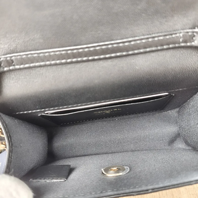 Chanel Crossbody Bag26c Pearl Black Lambskinmini15 × 5.5 × 10.5 cm — detail view 4 of 19