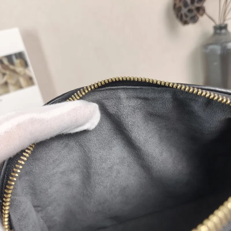 Louis Vuitton Crossbody Bag Speedy20 Black Calfskin Small 20.5 × 12 × 13.5 cm — detail view 3 of 10