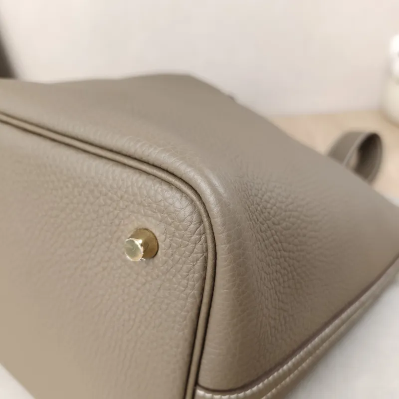 Hermès Top Handle Bag Picotin Lock 22 22 Clemence Taurillon TC Calfskin Medium22 × 18 × 21 cm — detail view 13 of 17