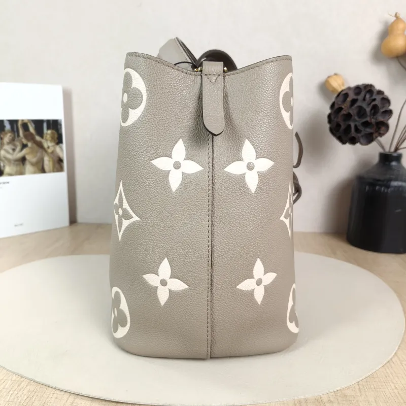 Louis Vuitton Shoulder Bag NÉONOÉ Bucket Bag · White Empreinte Embossed Calfskin Medium 26 × 17.5 × 26 cm — detail view 9 of 14