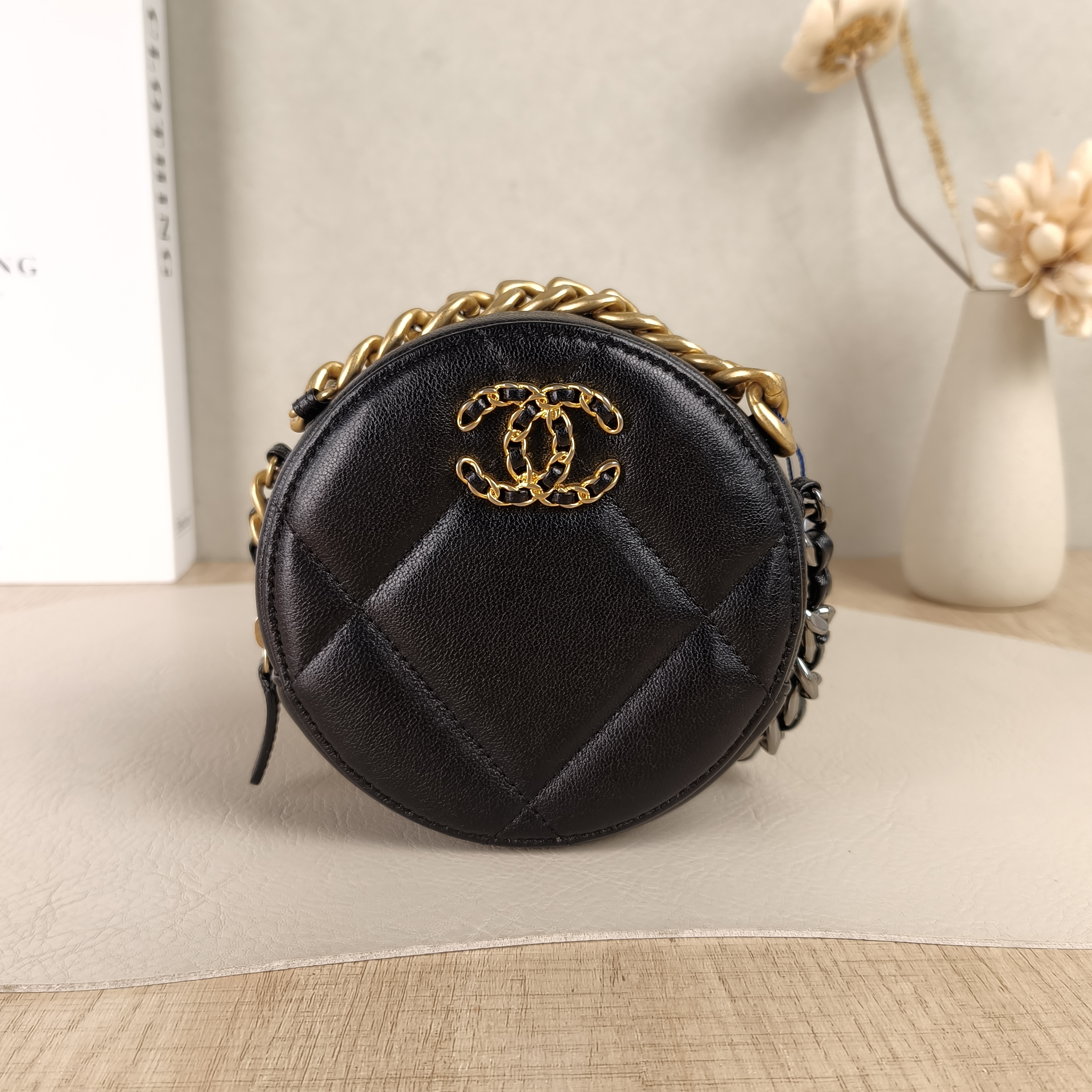 Chanel Crossbody Bag19bag Black Lambskinmini12 × 4.5 × 12 cm