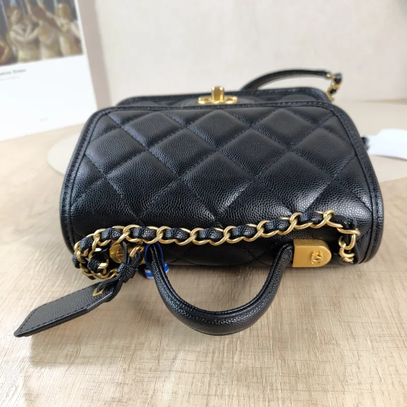 Chanel Crossbody Bag Messenger Bag Black Grained Calfskin 17 × 6 × 16 cm — detail view 3 of 11