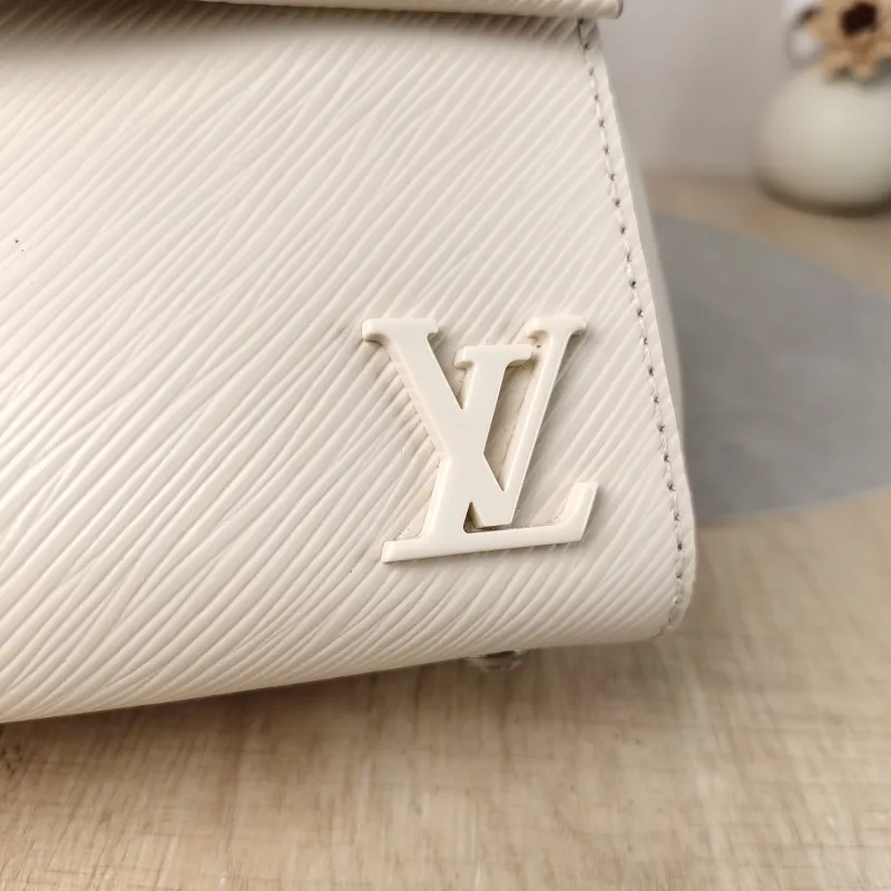 Louis Vuitton Crossbody Bag CLUNY White Epi Embossed Calfskin Mini 20 × 7.5 × 16 cm — detail view 8 of 13