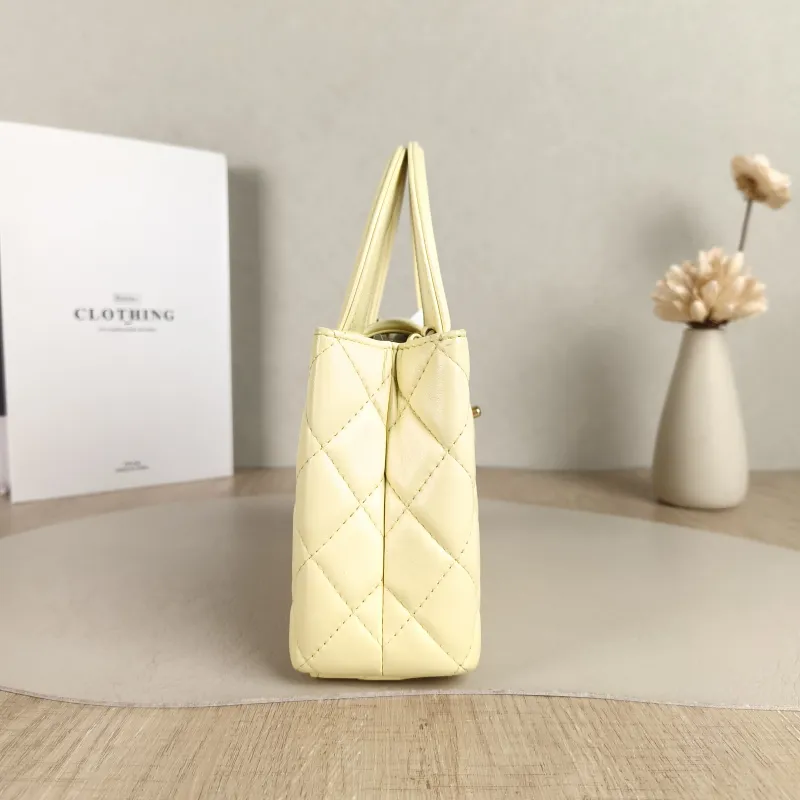 Chanel Crossbody Bag Kelly Yellow Lambskin mini19 × 7 × 13 cm — detail view 11 of 12